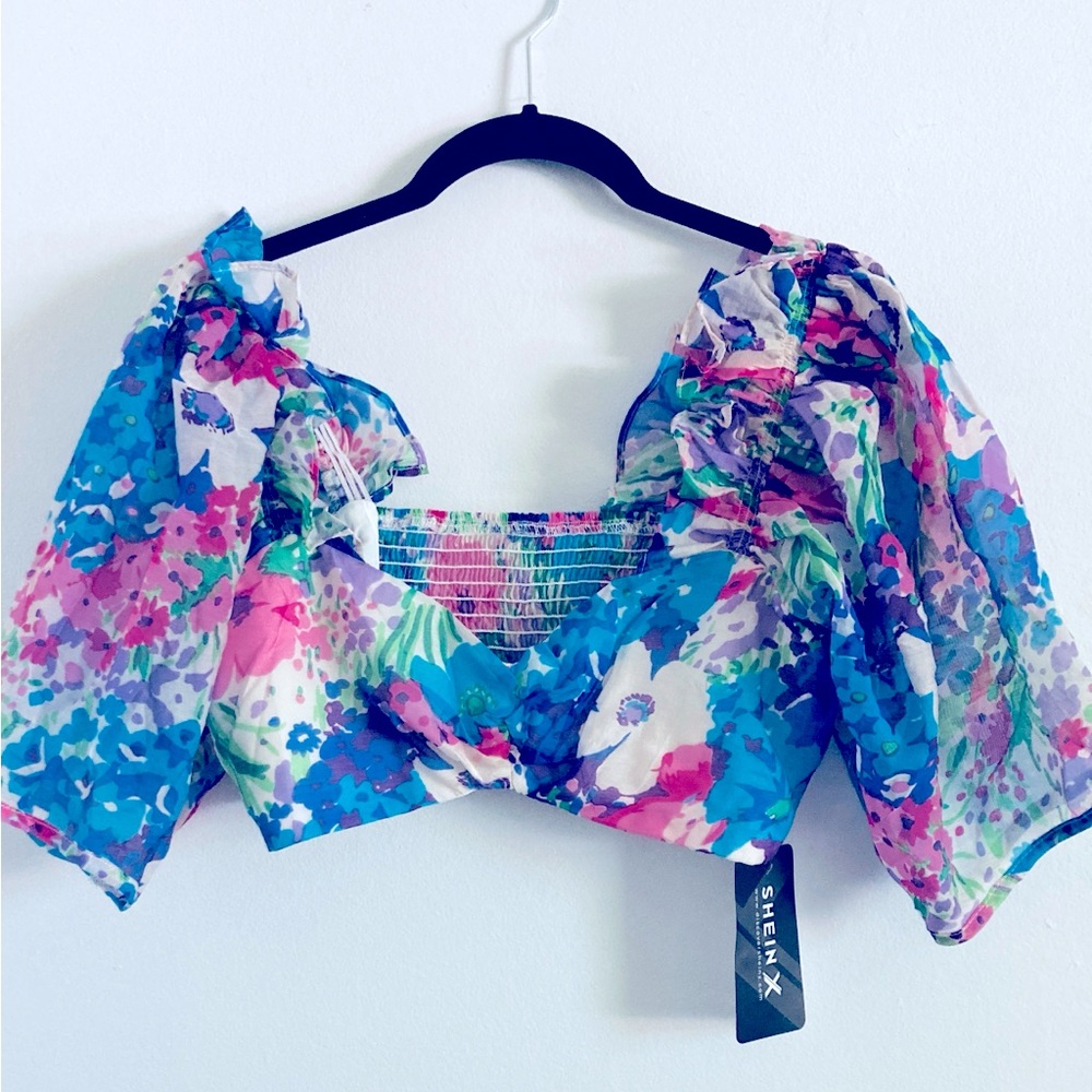 🍒 5/$25 🍒 Beautiful Floral Cropped Blouse
